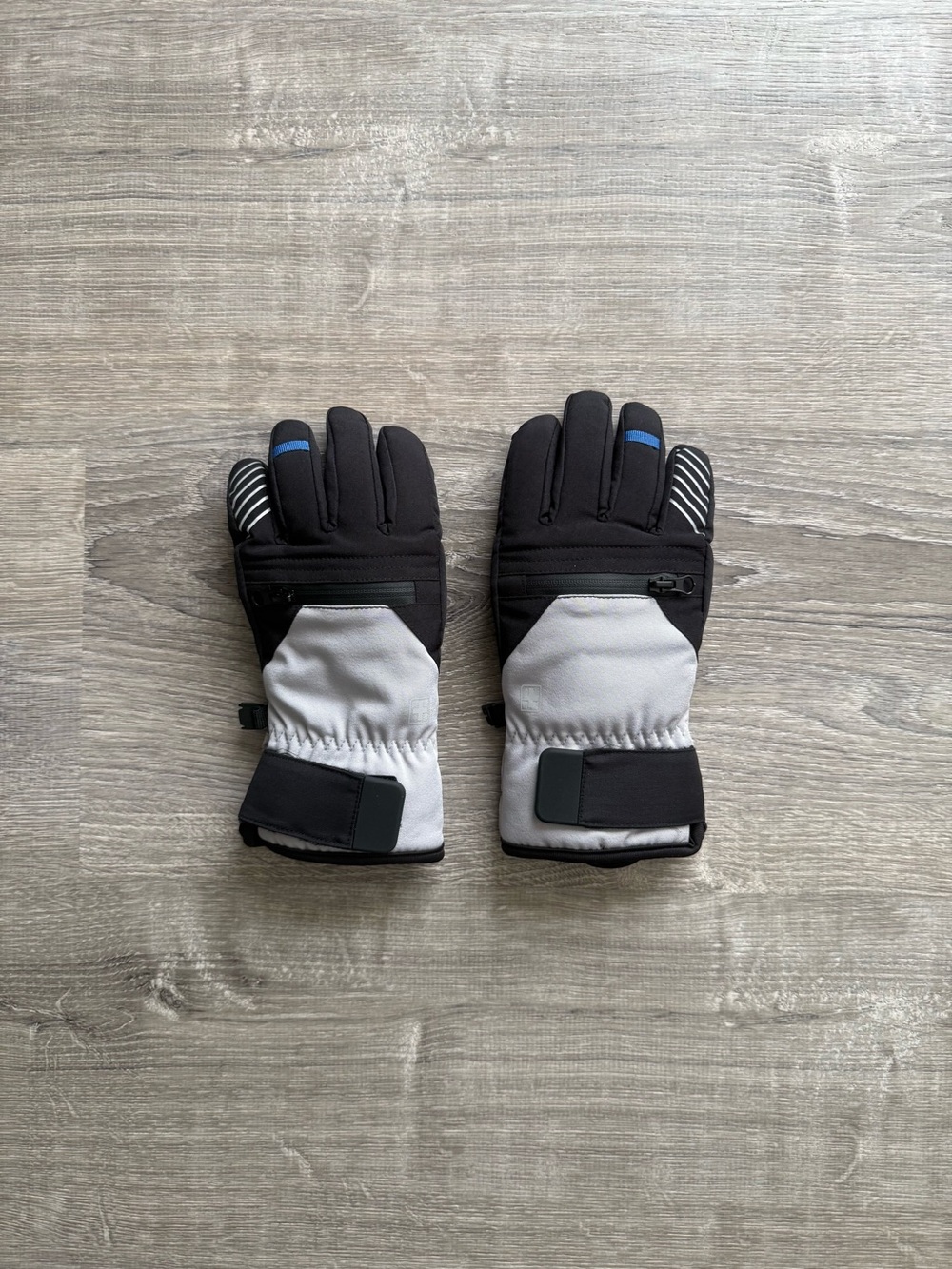 Kids’ Unisex S/M Insulated Black and Light Gray Winter Gloves Zippered Pocket